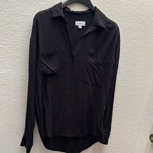 Evereve Leo Essential Tunic Button Down Blouse in Black - Size M
